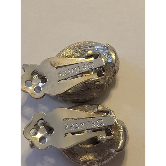 Vintage Kramer Clip On Earrings Silver Tone Unique Classic Fashion Jewelry - Picture 4 of 7